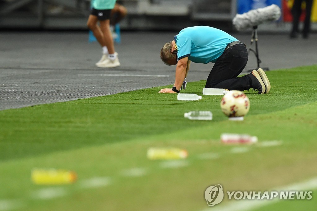 박항서 감독, 아쉬운 심판 판정에 분노…"VAR 도입해야"(종합)