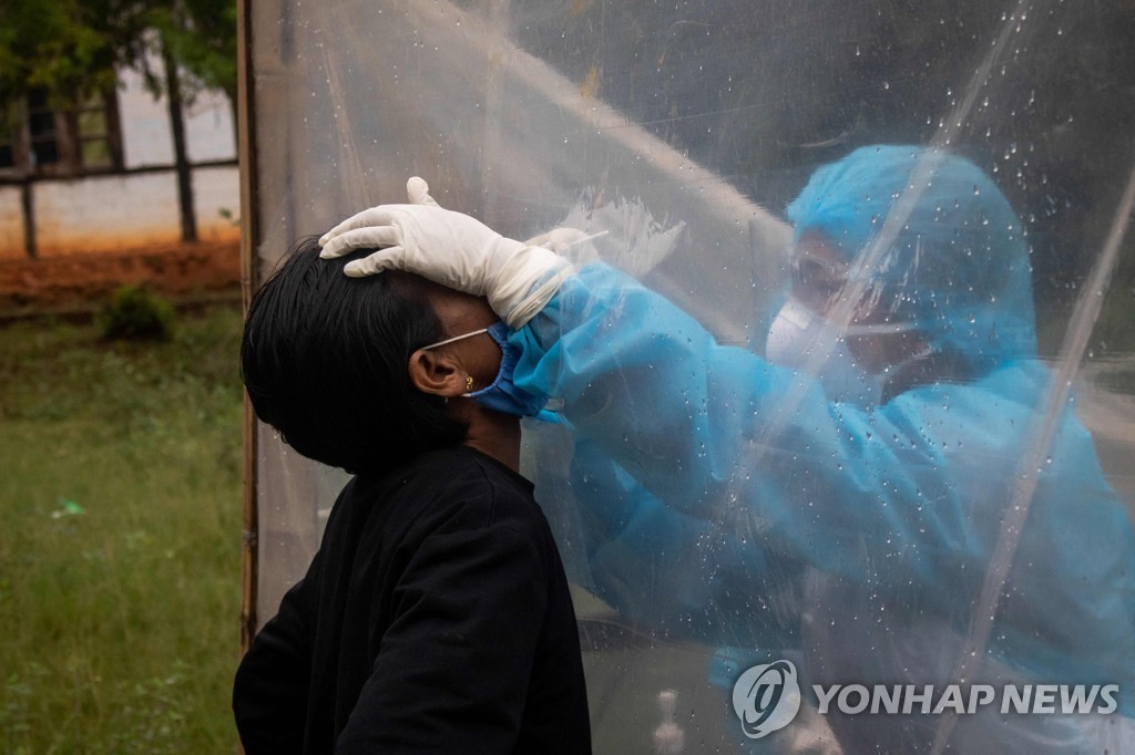 오미크론 출현 한달…전세계 코로나 신규확진 34% 급증