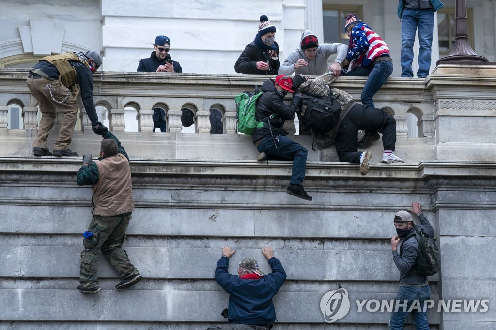 트럼프 측근, 의회폭동 전 지지자에 "주방위군이 보호" 약속