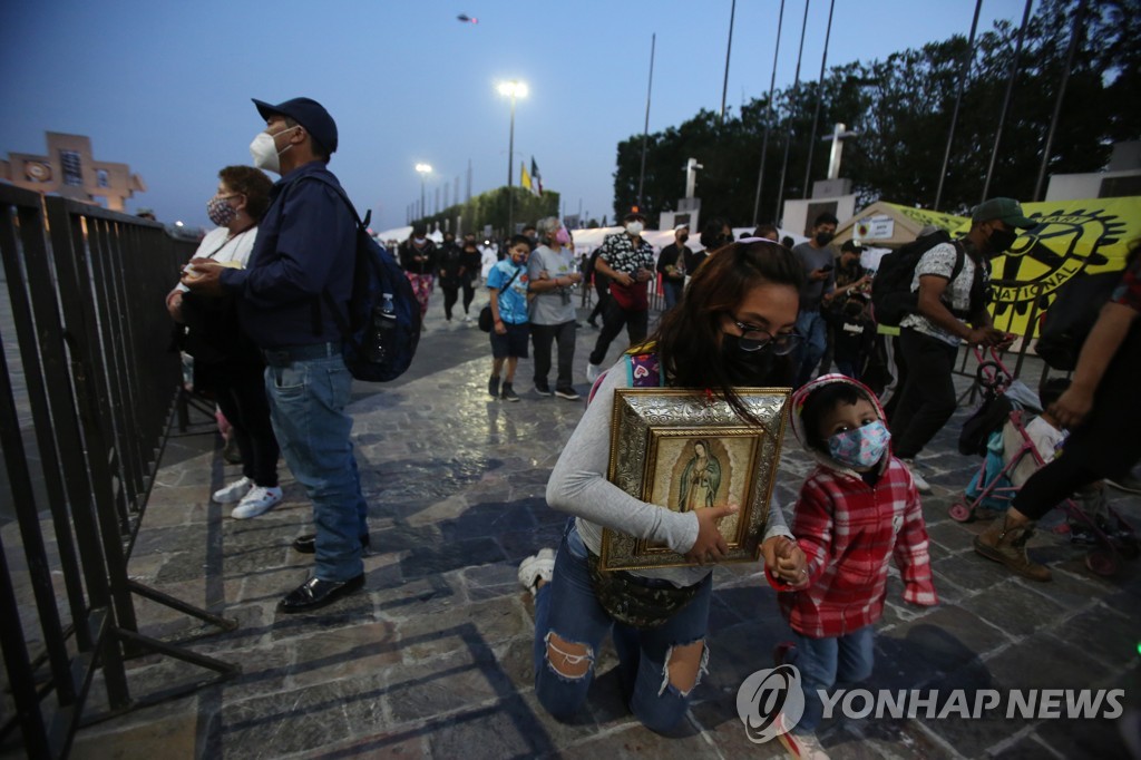 [월드&포토] 멕시코 과달루페 대성당에 다시 돌아온 성지순례객