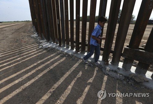 미 텍사스, 멕시코 접경에 자체 '강철 장벽' 건설 개시