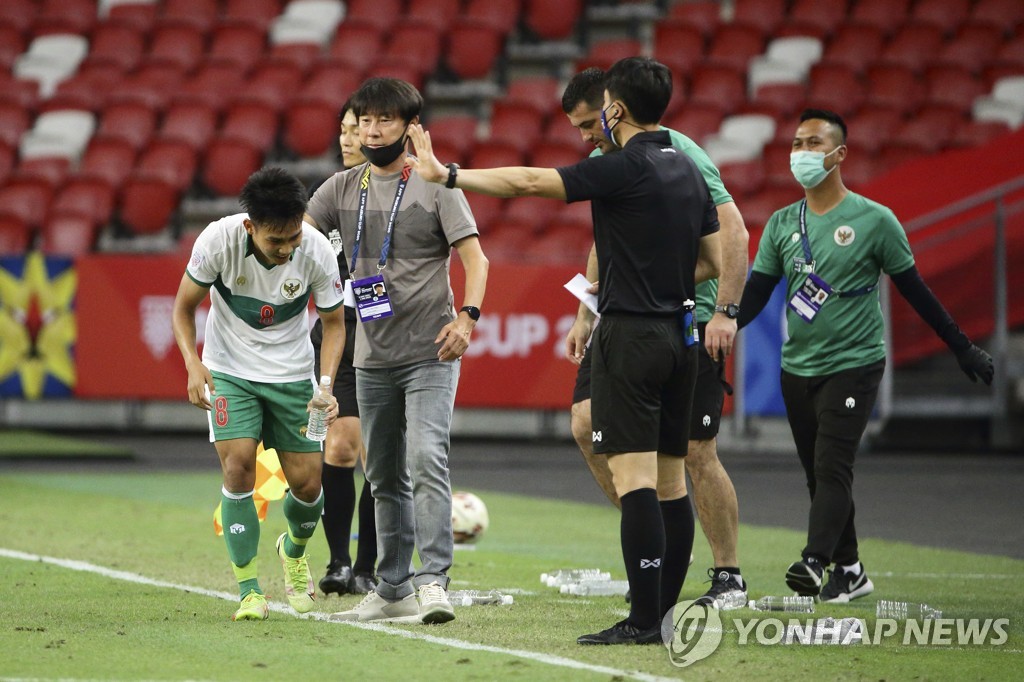 박항서 감독, 아쉬운 심판 판정에 분노…"VAR 도입해야"(종합)