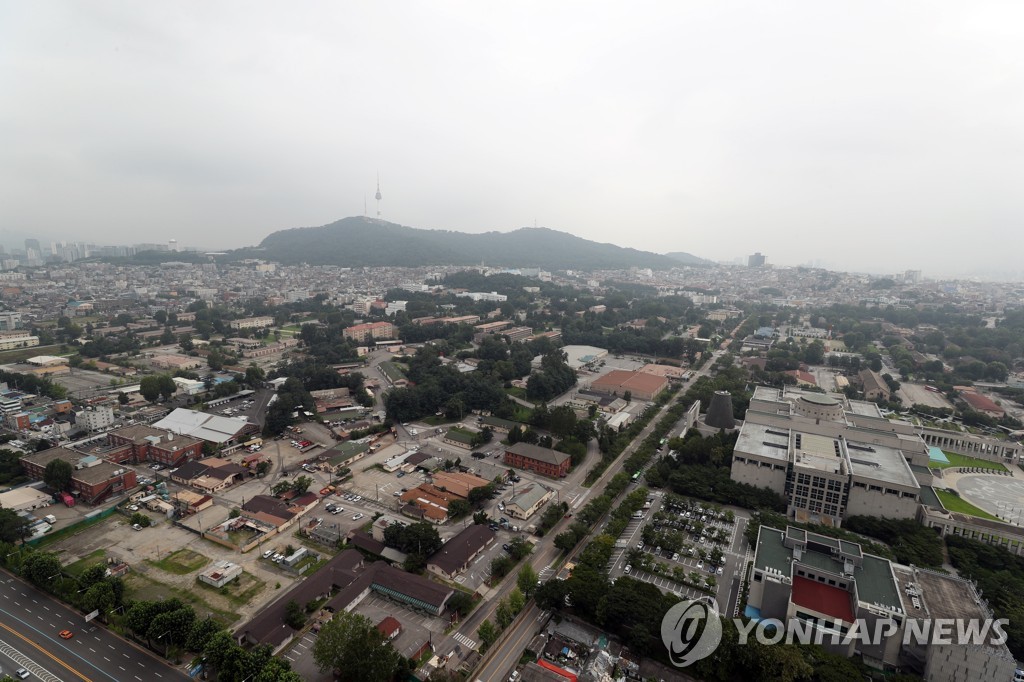 강풍에 건물 외벽 스티로폼 외장재 떨어져…인명피해 없어