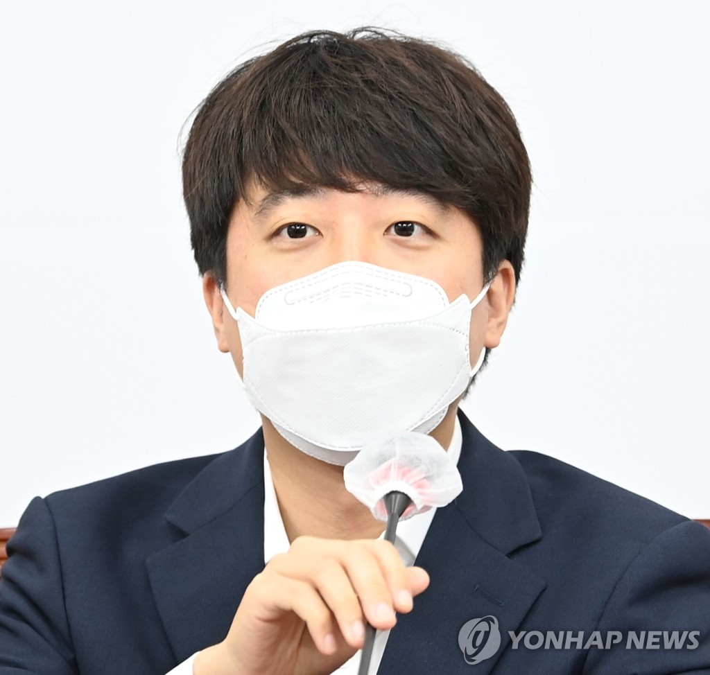 이준석, 윤석열에 "당대표는 대통령 후보 부하 아냐"