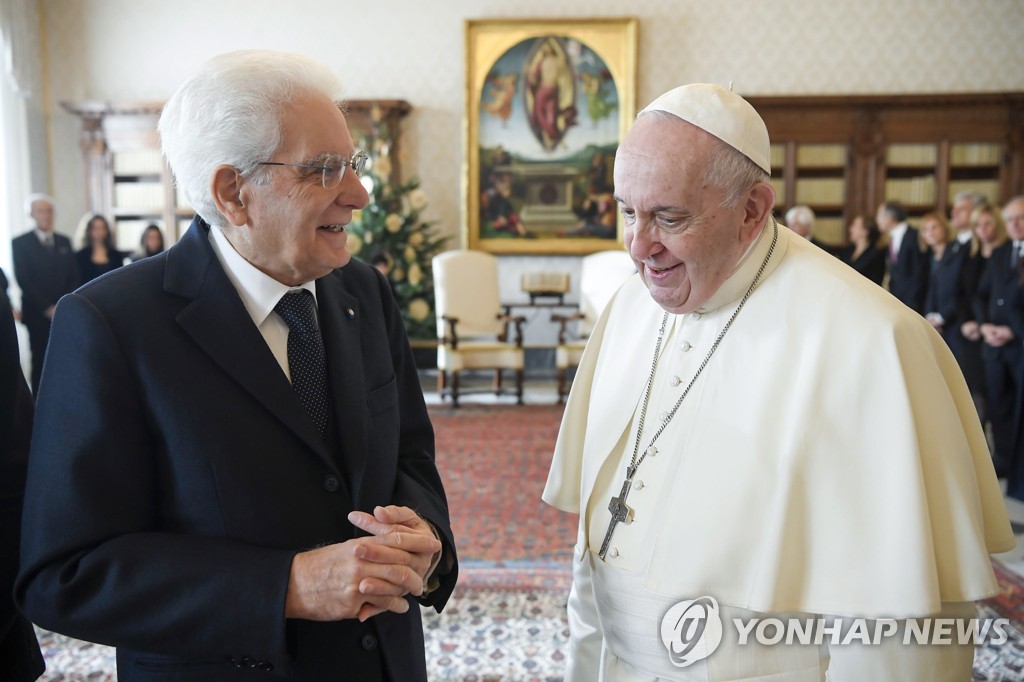 퇴임 앞둔 이탈리아 대통령, 바티칸 찾아 교황에 작별인사