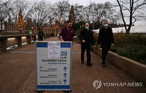 영국 총리 "부스터샷이 성탄절 선물"…오미크론 계속 경계