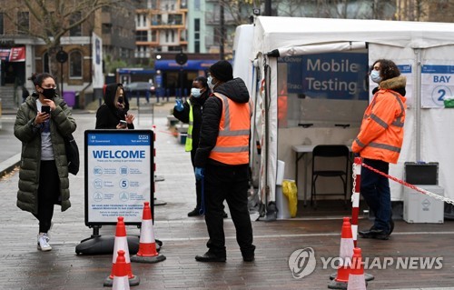 영국 코로나19 신규 12만2천명 또 최대…오미크론 2만4천건↑