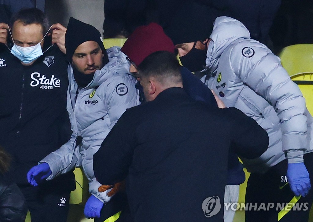 관중 응급조치에 EPL 2경기 중단…'팬이 먼저다'