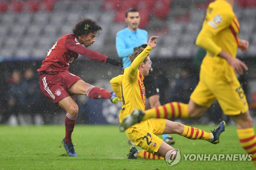 '위기의 명문' FC바르셀로나, 17년만에 UCL 조별리그 탈락