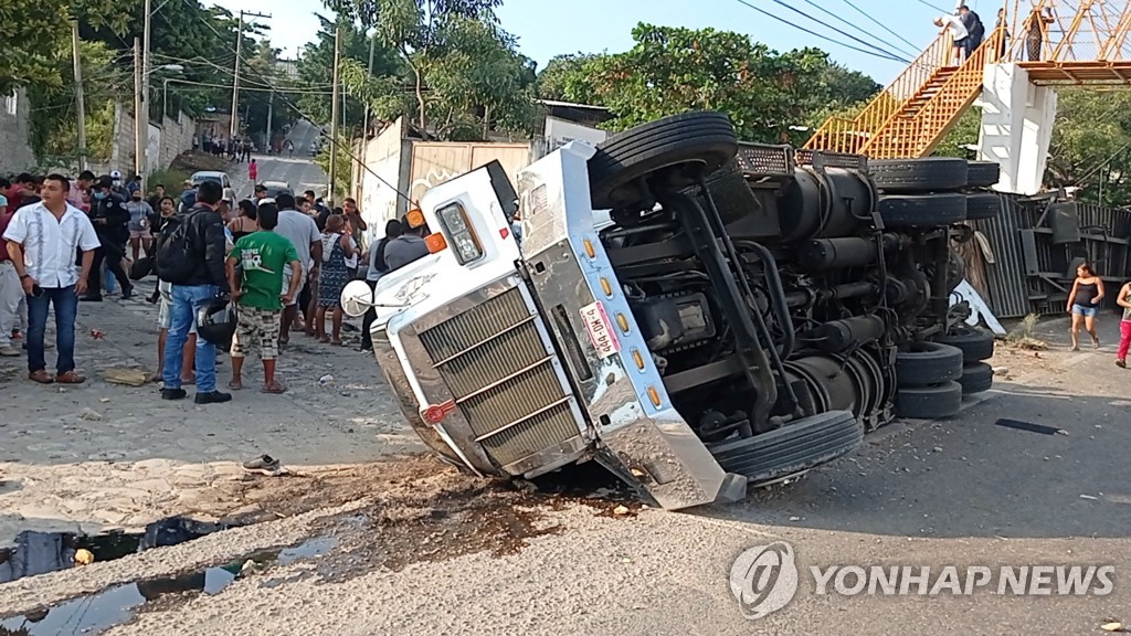 화물차에 160명 우겨넣었다…멕시코 이주민 참사 충격 확산