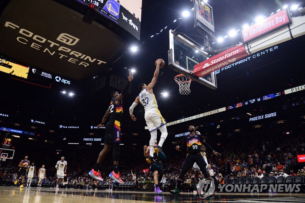 '커리 33점' NBA 골든스테이트, 피닉스 꺾고 선두 탈환