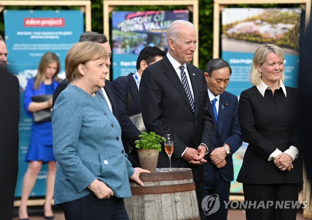 변이·부스터샷·아프간 철군…WP "2020년보다는 나았다"