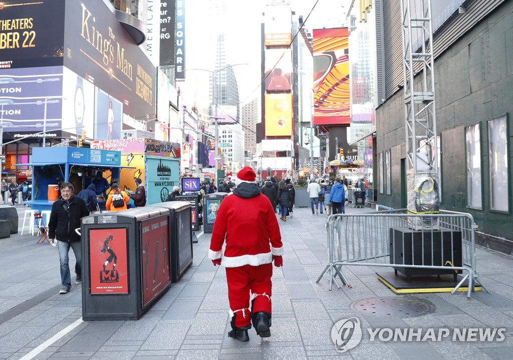 [월드&포토] 오미크론 확산 속에서도 신년맞이 준비하는 뉴욕