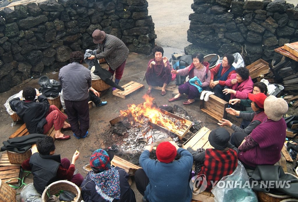 [다시! 제주문화] (26)여다(女多)의 섬 제주…슬픈 해녀의 사연