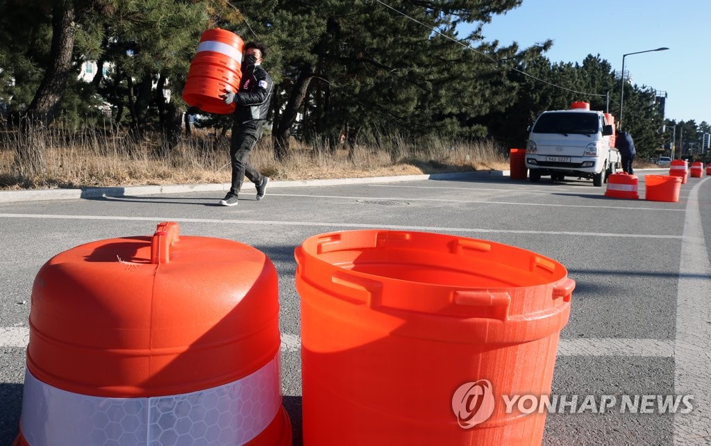 동해안 지자체들, 코로나19 확산에 새해 일출 명소 폐쇄