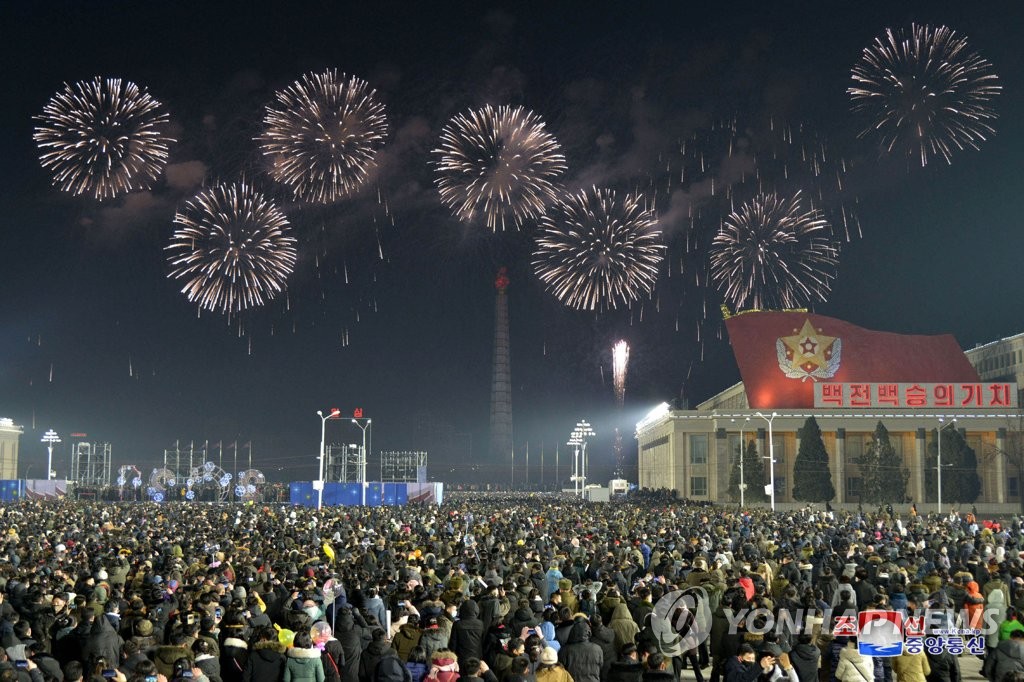 새해 맞는 북한…심야에 광장서 경축공연·축포 발사 예고(종합)