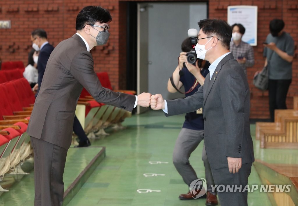 박범계-한동훈, '이성윤 공소장 유출' 두고 연이은 설전