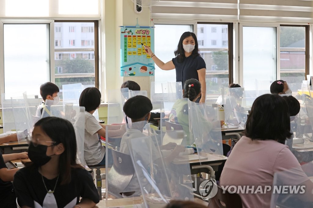 4주만에 수도권 학교 전면등교 중단…3분의2 수준까지 등교