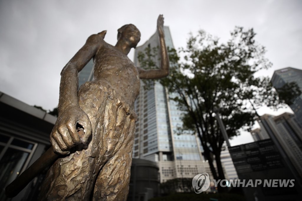 용산역 강제징용노동자상 훼손 50대에 징역 10개월 선고