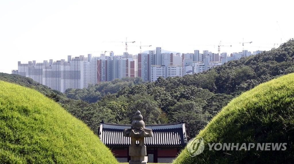 '장릉 앞 아파트' 건설사 2곳, 문화재위 심의 요청 전격 철회