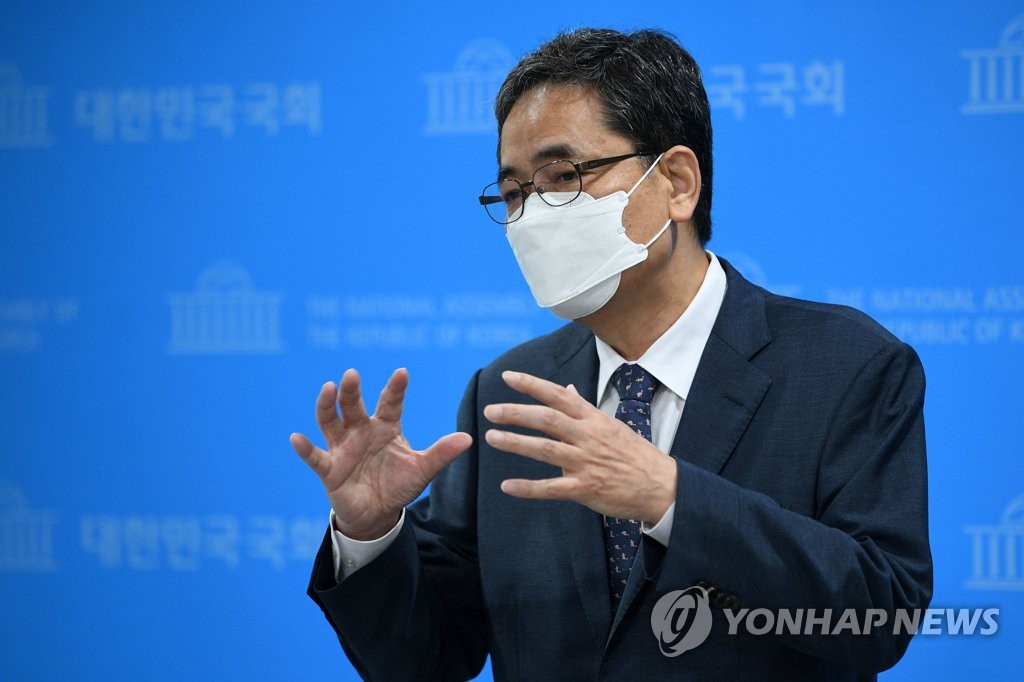 [2보] '아들 50억 퇴직금' 곽상도, 취재진 피해 영장심사 출석