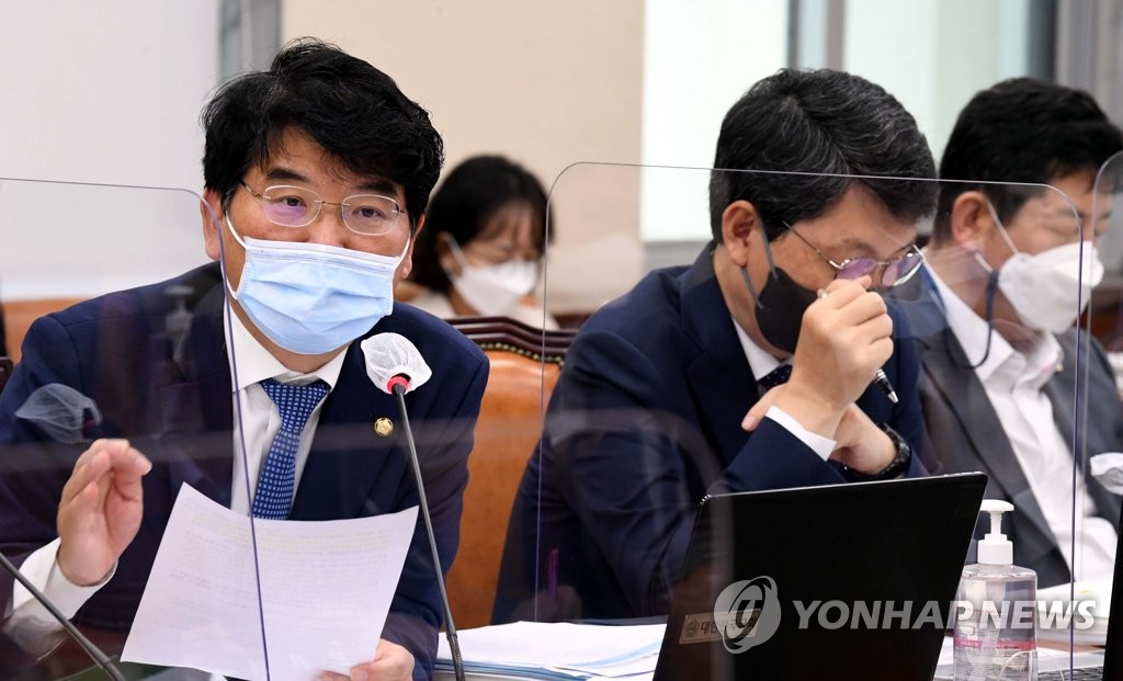 박완주, 백신패스에 "학교는 되고 학원은 안 돼…조정할 것"