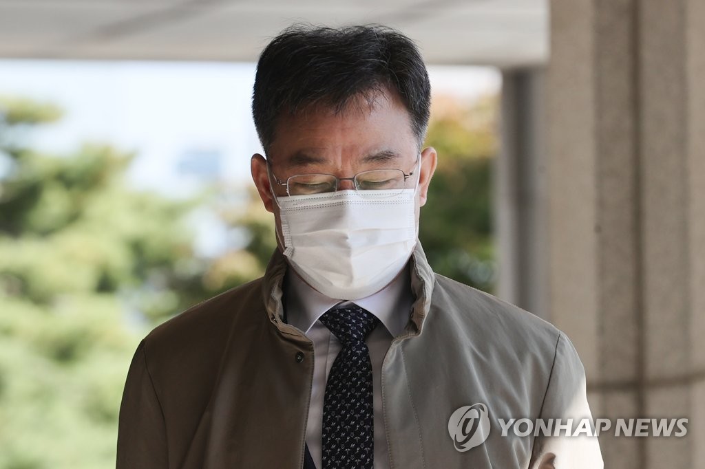 검찰, '윤석열 부친 주택 매입' 김만배 누나 소환…참고인 조사