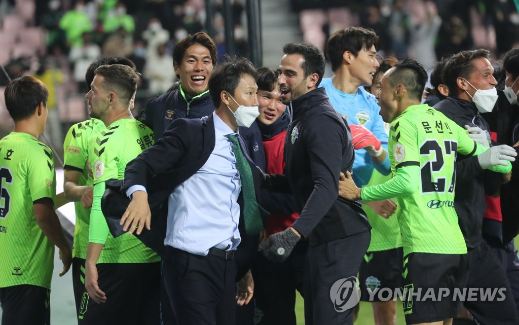 '화공'과 '큰형 리더십'으로 우승 일군 초보 사령탑 김상식