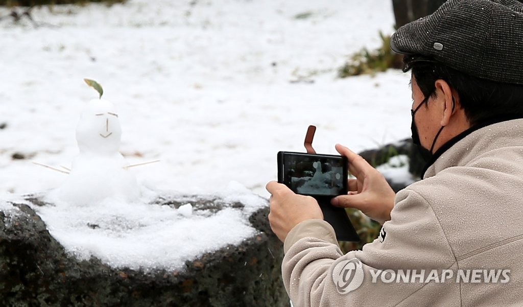 제주 해안 올겨울 첫눈…산지에는 대설주의보