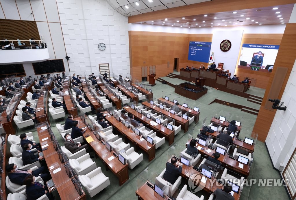 서울시 예산안 논의 '안갯속'…의원총회 내일로 연기