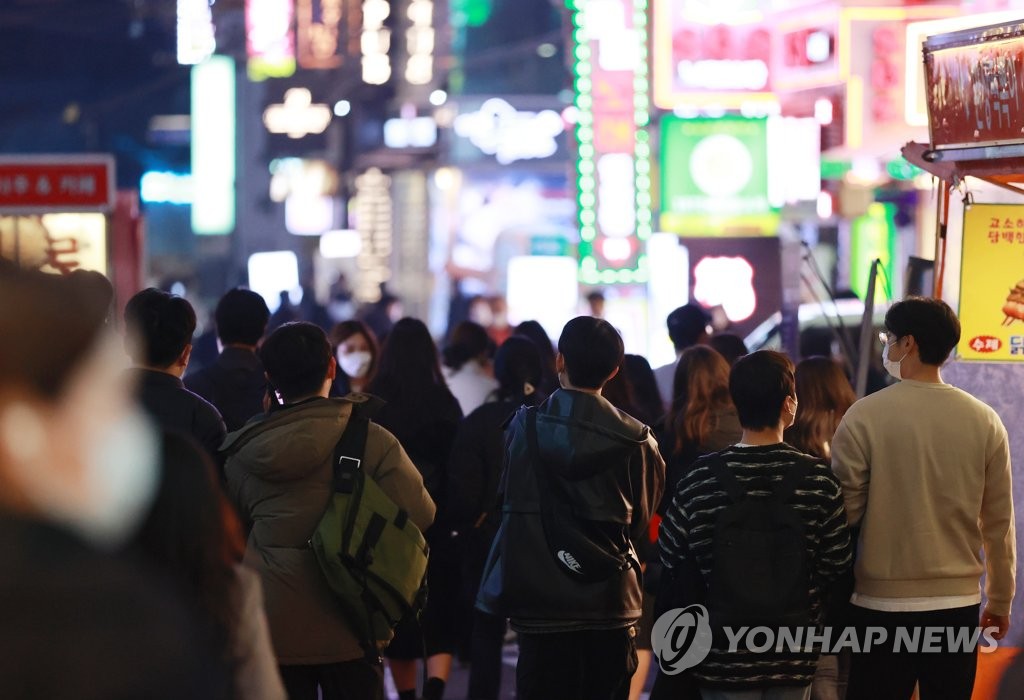 한은 "민간소비, 내년 상반기까지 강한 회복세 전망"(종합)