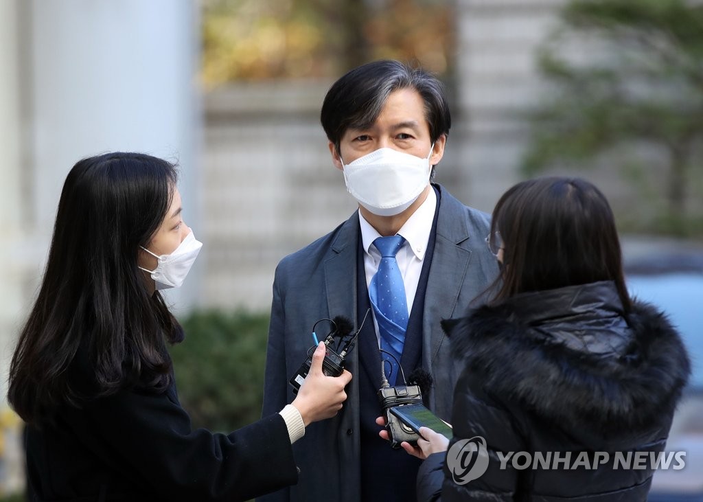 법원 "조국 전 장관에게 압수한 하드디스크 돌려줘야"