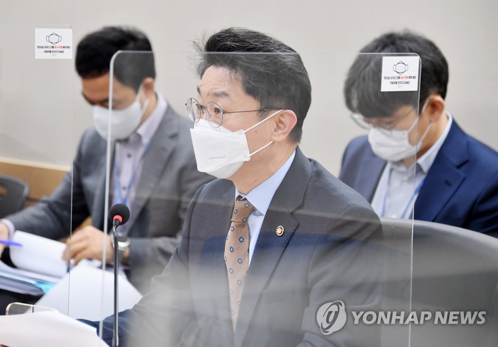 정부 "요소수 가수요 상당부분 해소…시장 빠르게 안정세"