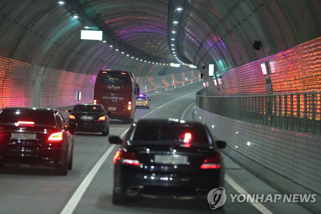 보령해저터널 개통 첫 주말 차량 몰려 혼잡…관광객도 늘어