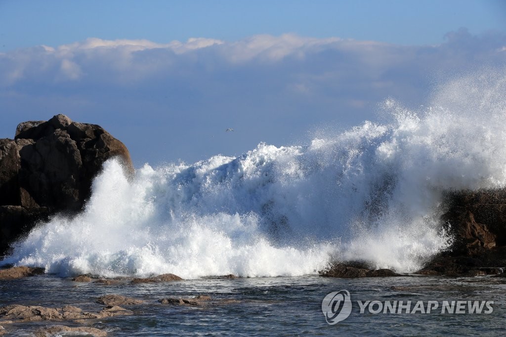 울릉 해상서 풍랑경보 속 외국화물선 침몰…선원 17명 극적 구조