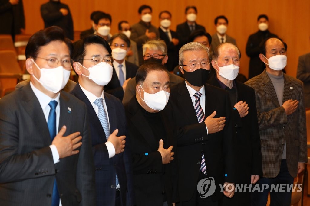 민주 환대 받은 김종인…박용진 "윤석열에게 안 가셨으면"