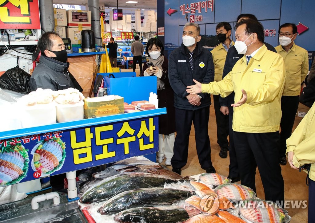 김총리, 확진자 속출에 "비상상황…송년회·회식 미뤄달라"(종합)