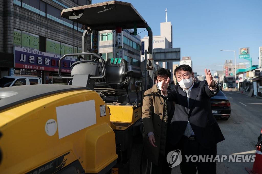 윤석열 "수칙 안지켜서"…민주, "노동자에 책임 전가 망언" 맹공