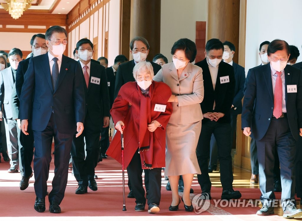 대통령, 구세군 등에 성금…"어려울수록 더 많은 온기 필요"(종합)