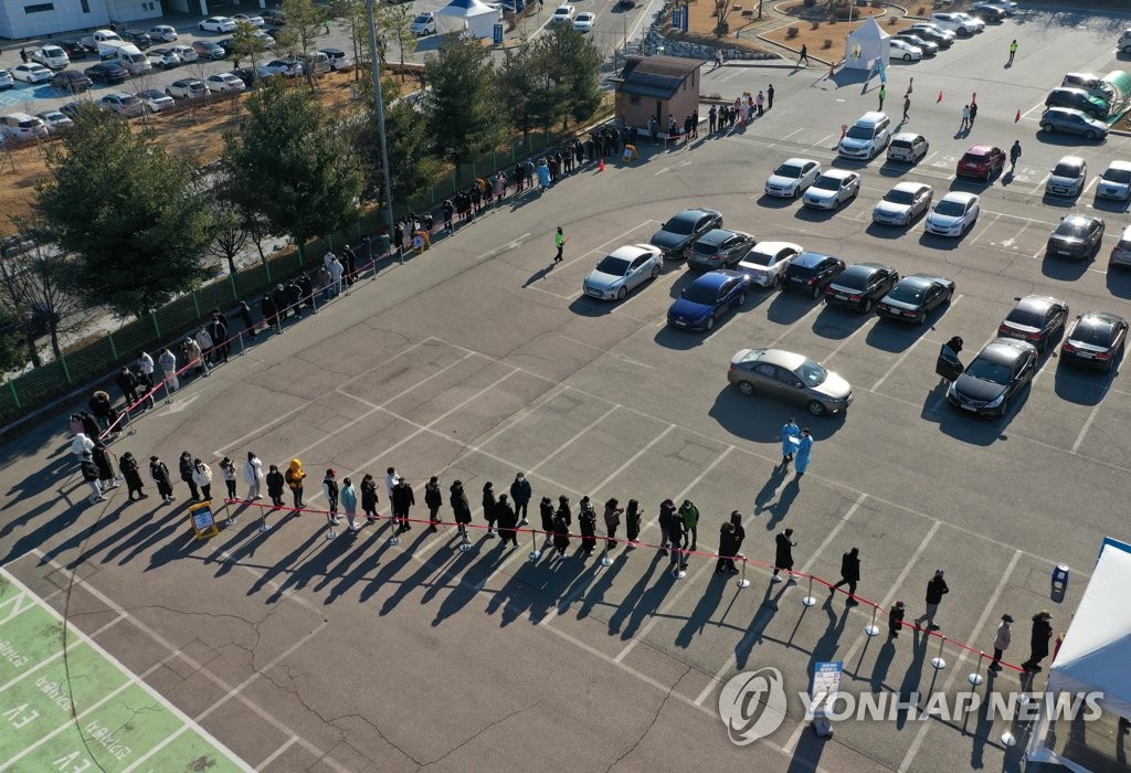 특별방역대책 하루 앞둔 휴일 스키장·관광지에 나들이객 '북적'