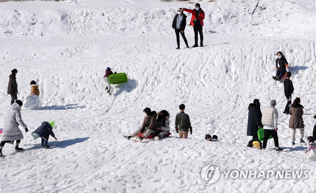 특별방역대책 하루 앞둔 휴일 스키장·관광지에 나들이객 '북적'