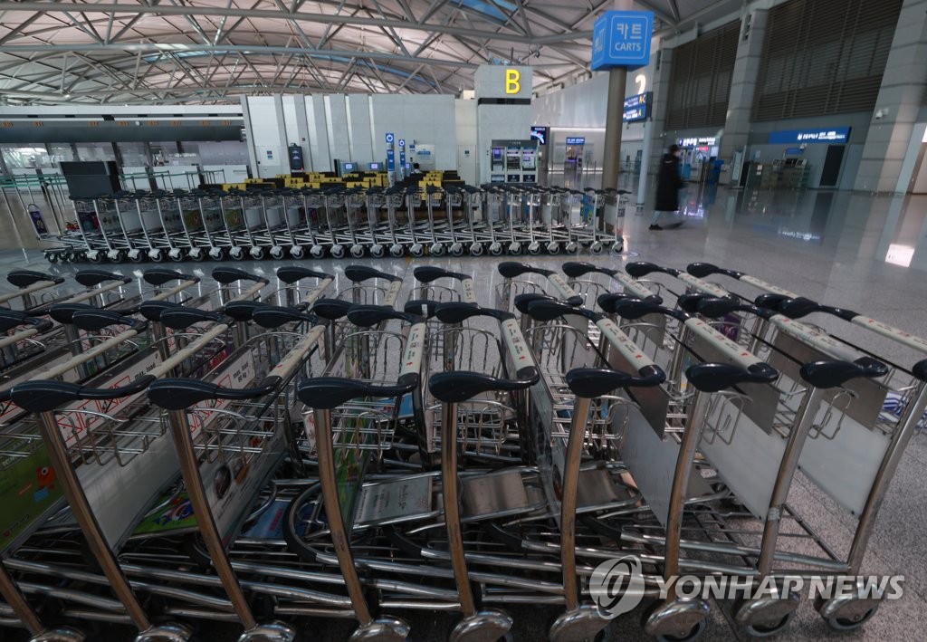 20개월 만에 운항 재개한 김해공항 국제선, 오미크론에 뒤숭숭