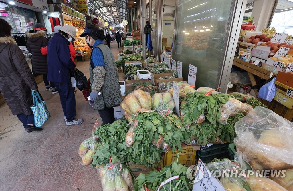 정부, 치솟는 물가에 내년 물가상승률 관리 목표 2%대 설정 검토