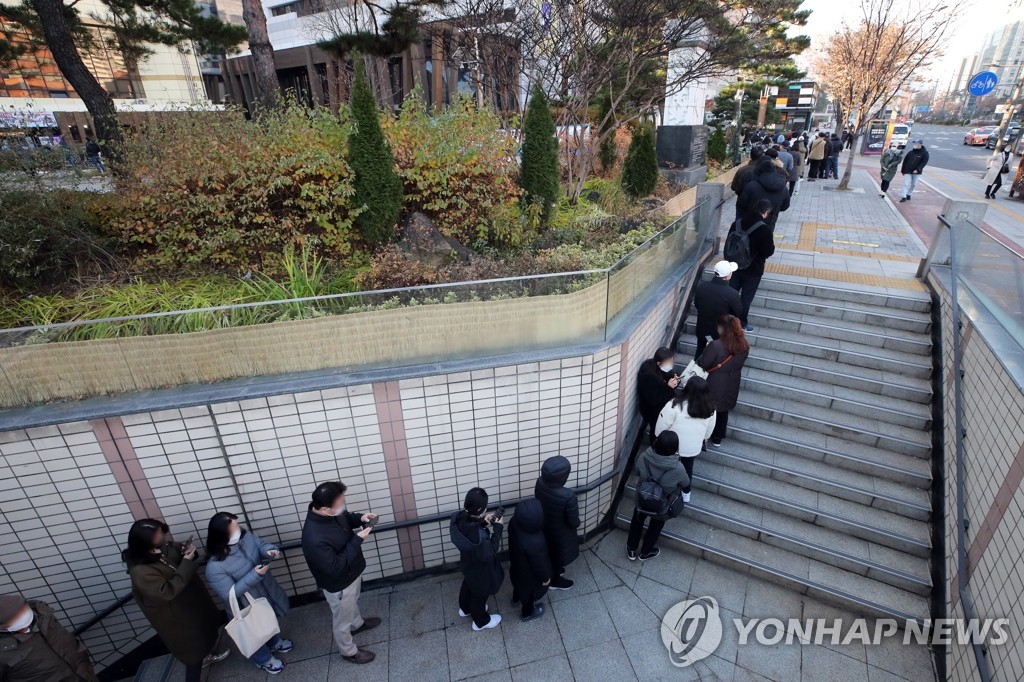 선별검사소마다 겹겹 긴 줄…전담병원은 사실상 포화상태