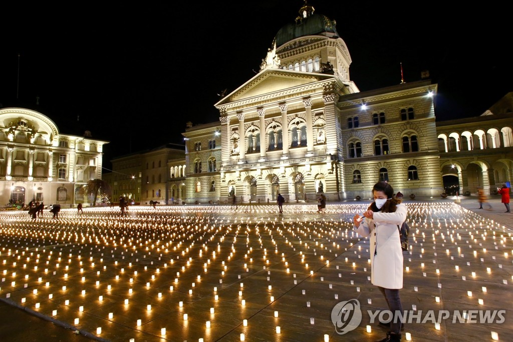 [월드&포토] 코로나가 앗아간 1만1천288개의 생명 촛불로 추모