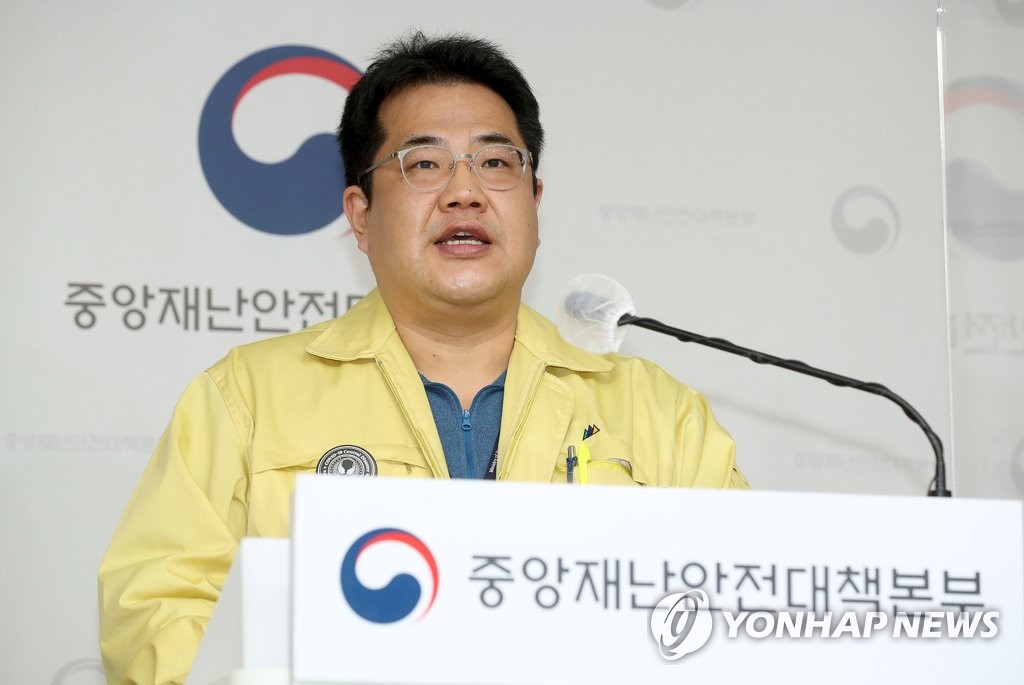 정부 "확진자 증가세 둔화 시작…감소세 전환은 상황 더 봐야"