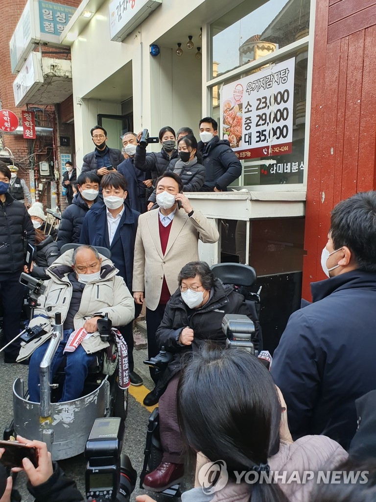 대학로서 '달고나' 윤석열·이준석…커플티 대신 거리두기 피켓(종합)