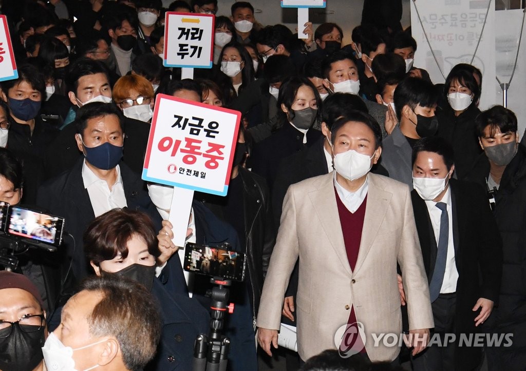 대학로서 '달고나' 윤석열·이준석…커플티 대신 거리두기 피켓(종합)