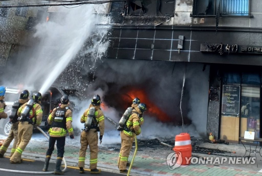 부산 오피스텔 화재 3시간만에 진화…21명 중경상(종합)