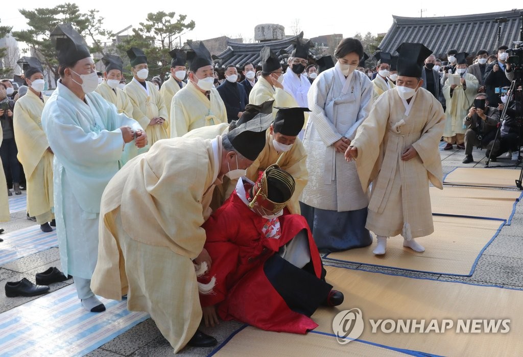 '고향' TK 달려간 이재명 "만장일치 화백정신, 민주주의 씨앗"